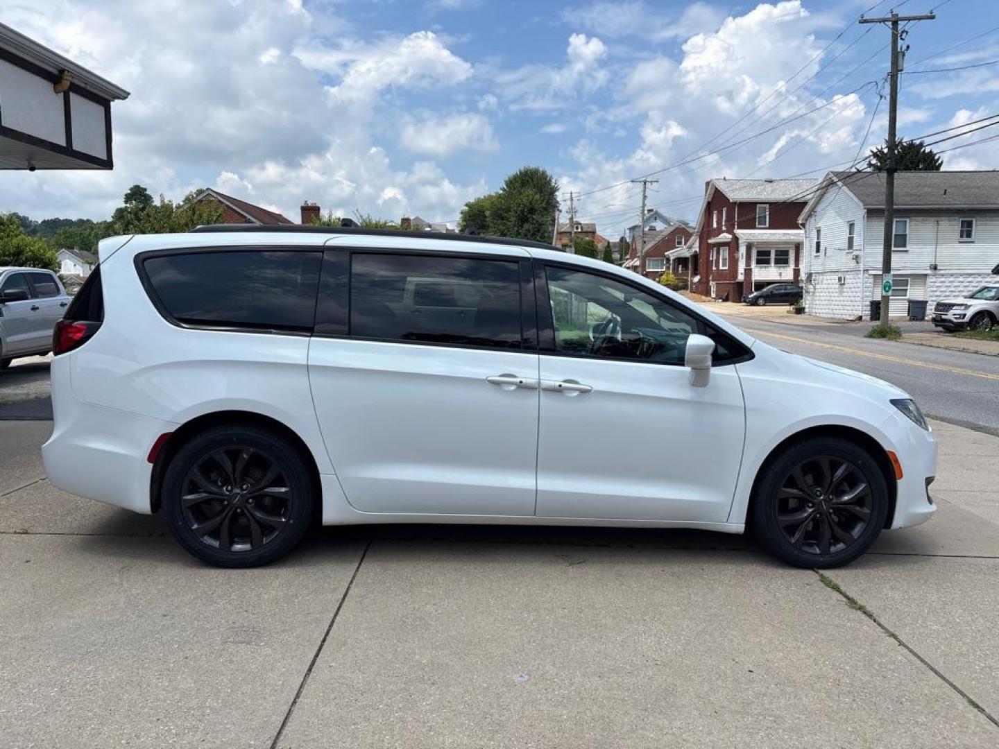 2020 WHITE CHRYSLER PACIFICA TOURING (2C4RC1FG6LR) with an 3.6L engine, Automatic transmission, located at 503 First Street, Canonsburg, PA, 15317, (724) 745-0566, 40.266006, -80.178413 - Photo#5