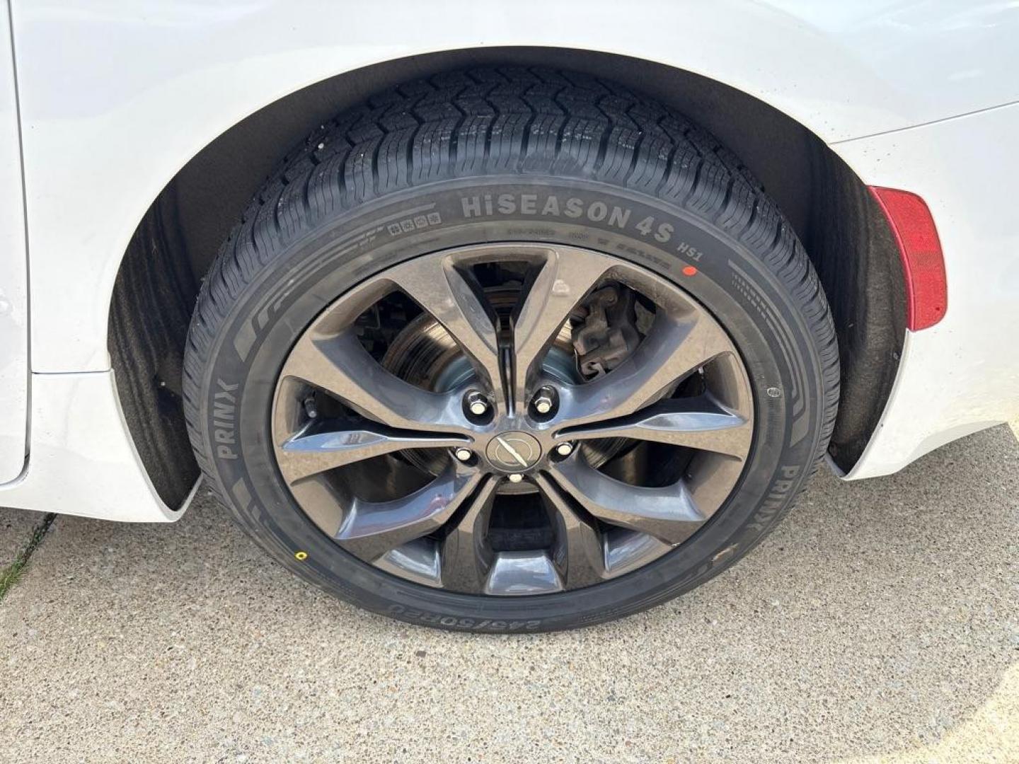 2020 WHITE CHRYSLER PACIFICA TOURING (2C4RC1FG6LR) with an 3.6L engine, Automatic transmission, located at 503 First Street, Canonsburg, PA, 15317, (724) 745-0566, 40.266006, -80.178413 - Photo#10