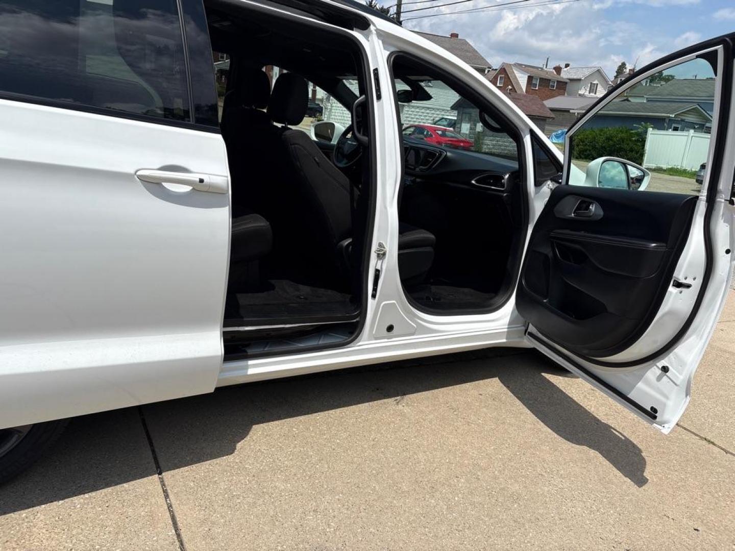 2020 WHITE CHRYSLER PACIFICA TOURING (2C4RC1FG6LR) with an 3.6L engine, Automatic transmission, located at 503 First Street, Canonsburg, PA, 15317, (724) 745-0566, 40.266006, -80.178413 - Photo#13
