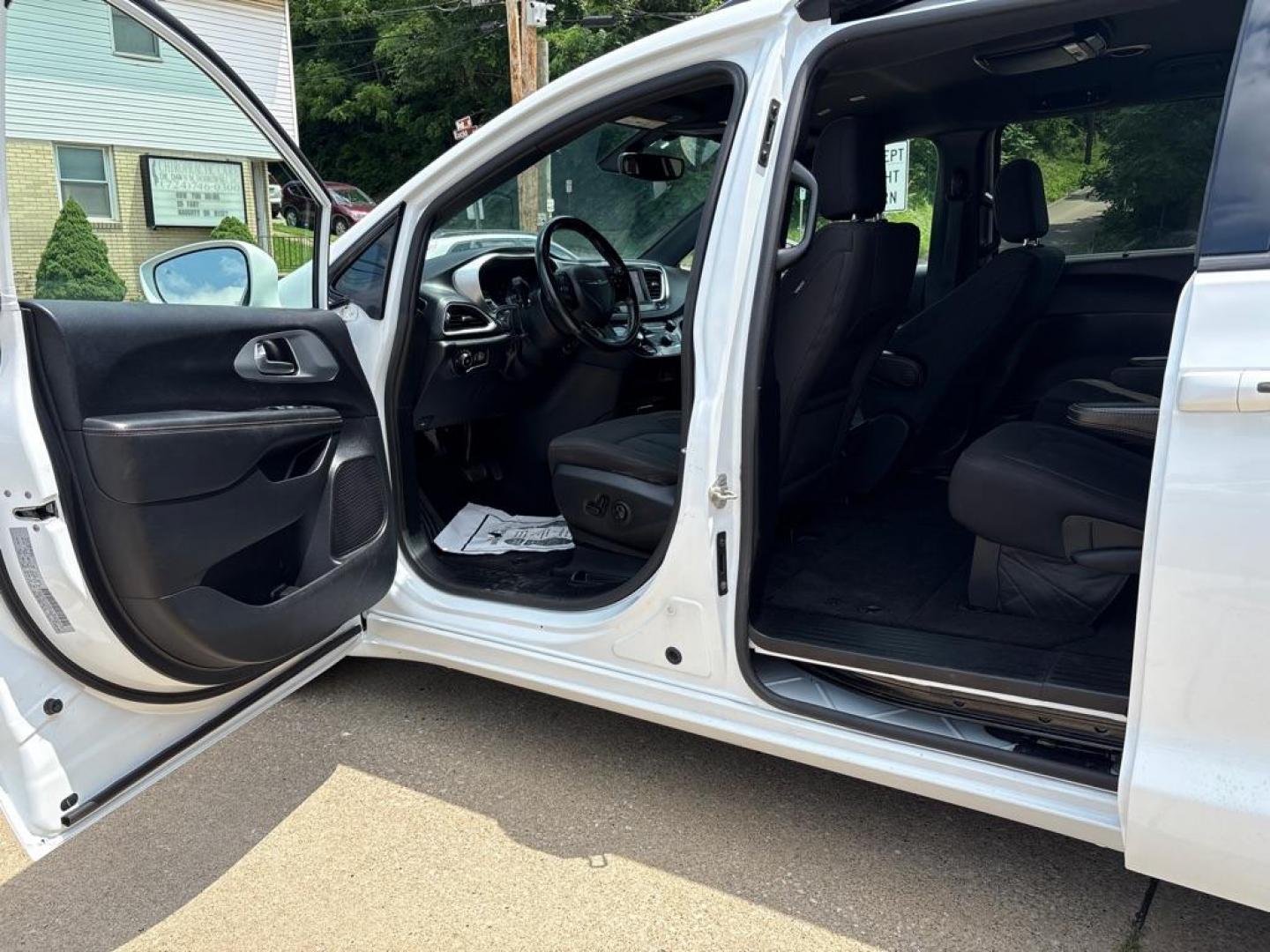 2020 WHITE CHRYSLER PACIFICA TOURING (2C4RC1FG6LR) with an 3.6L engine, Automatic transmission, located at 503 First Street, Canonsburg, PA, 15317, (724) 745-0566, 40.266006, -80.178413 - Photo#14