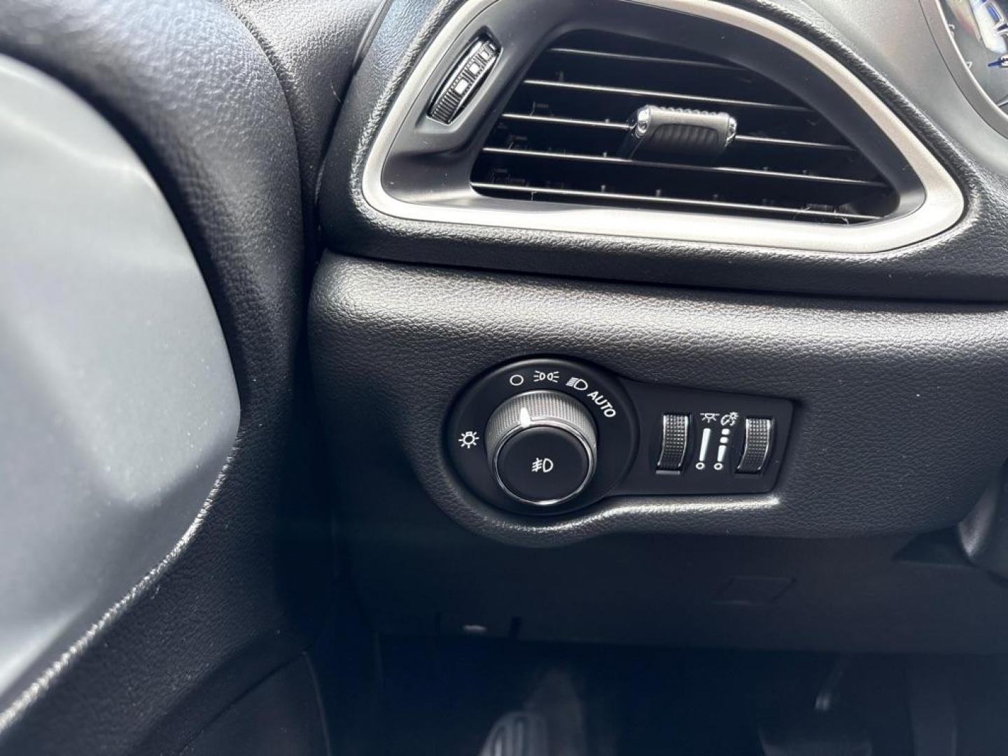 2020 WHITE CHRYSLER PACIFICA TOURING (2C4RC1FG6LR) with an 3.6L engine, Automatic transmission, located at 503 First Street, Canonsburg, PA, 15317, (724) 745-0566, 40.266006, -80.178413 - Photo#32