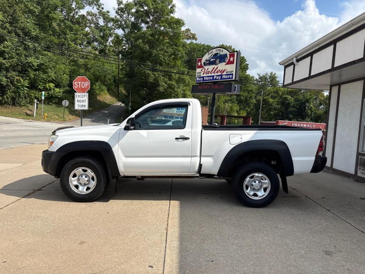 2011 WHITE TOYOTA TACOMA (5TFPX4EN5BX) with an 2.7L engine, Automatic transmission, located at 503 First Street, Canonsburg, PA, 15317, (724) 745-0566, 40.266006, -80.178413 - Photo#1