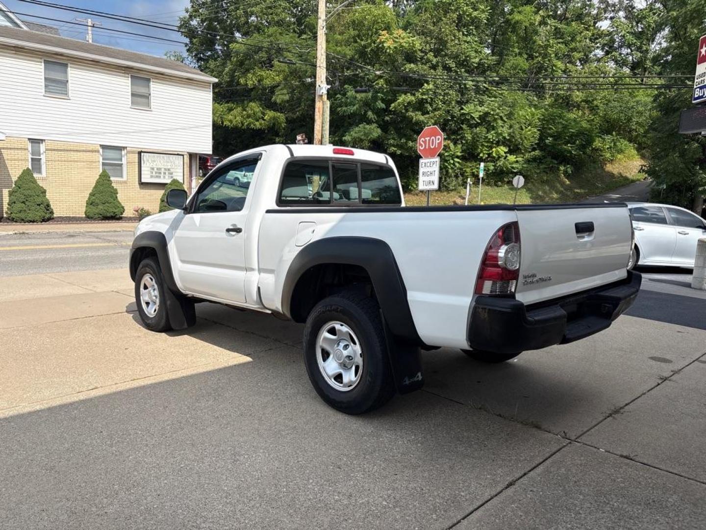 2011 WHITE TOYOTA TACOMA (5TFPX4EN5BX) with an 2.7L engine, Automatic transmission, located at 503 First Street, Canonsburg, PA, 15317, (724) 745-0566, 40.266006, -80.178413 - Photo#2