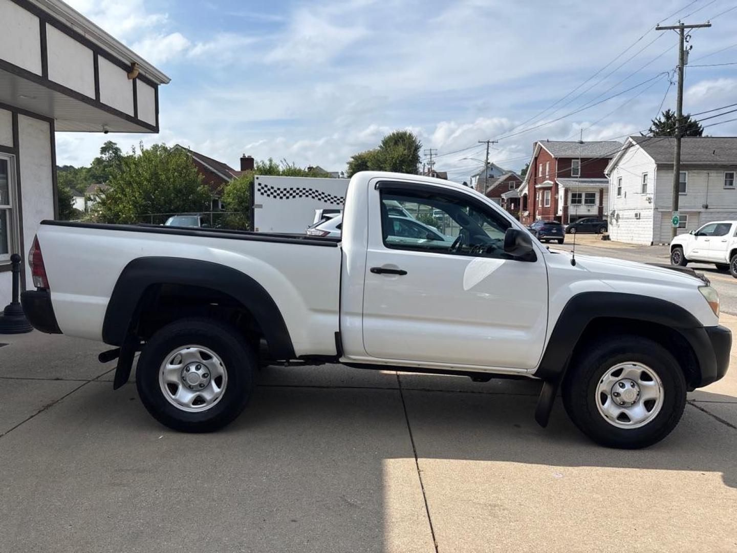 2011 WHITE TOYOTA TACOMA (5TFPX4EN5BX) with an 2.7L engine, Automatic transmission, located at 503 First Street, Canonsburg, PA, 15317, (724) 745-0566, 40.266006, -80.178413 - Photo#5