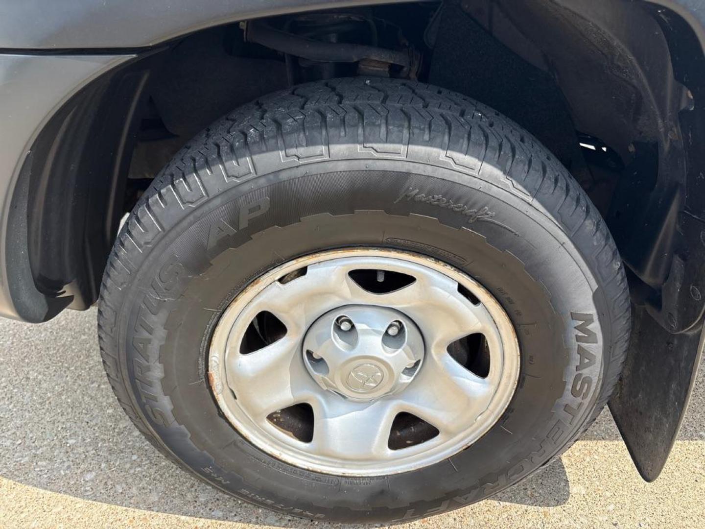 2011 WHITE TOYOTA TACOMA (5TFPX4EN5BX) with an 2.7L engine, Automatic transmission, located at 503 First Street, Canonsburg, PA, 15317, (724) 745-0566, 40.266006, -80.178413 - Photo#9
