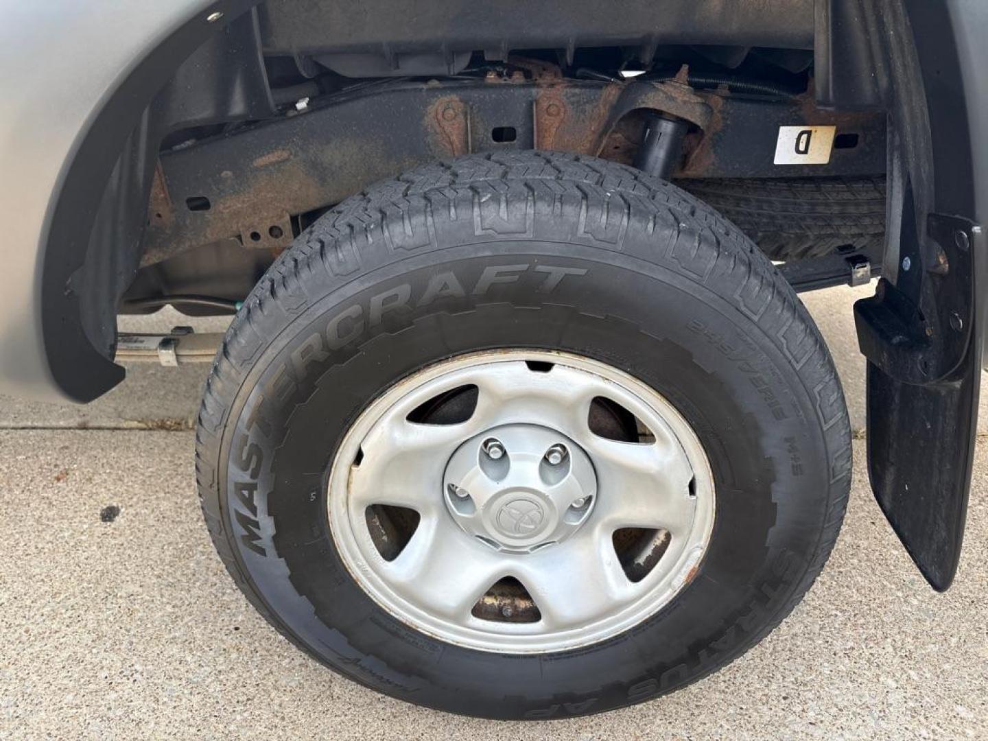 2011 WHITE TOYOTA TACOMA (5TFPX4EN5BX) with an 2.7L engine, Automatic transmission, located at 503 First Street, Canonsburg, PA, 15317, (724) 745-0566, 40.266006, -80.178413 - Photo#10