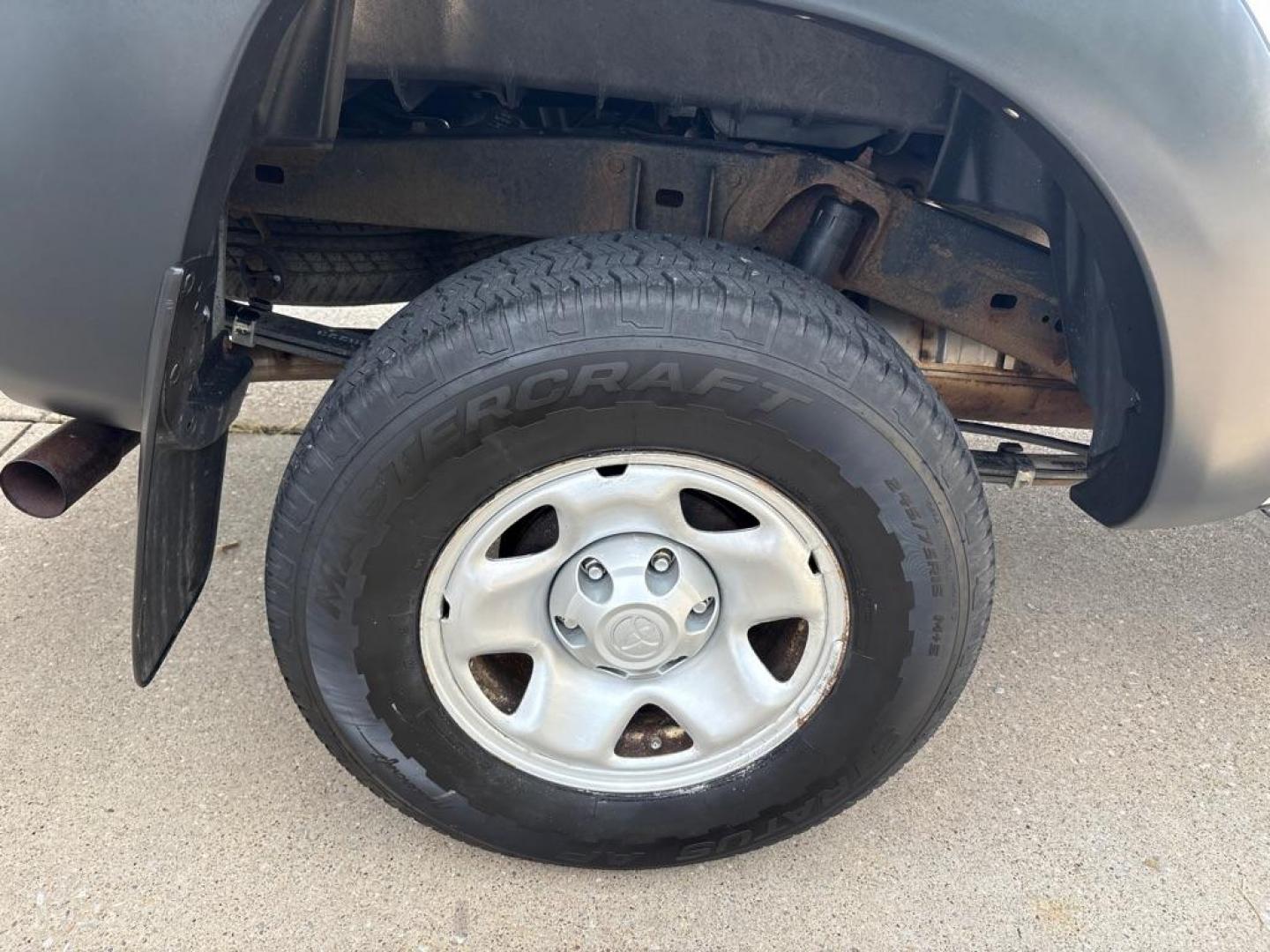 2011 WHITE TOYOTA TACOMA (5TFPX4EN5BX) with an 2.7L engine, Automatic transmission, located at 503 First Street, Canonsburg, PA, 15317, (724) 745-0566, 40.266006, -80.178413 - Photo#11
