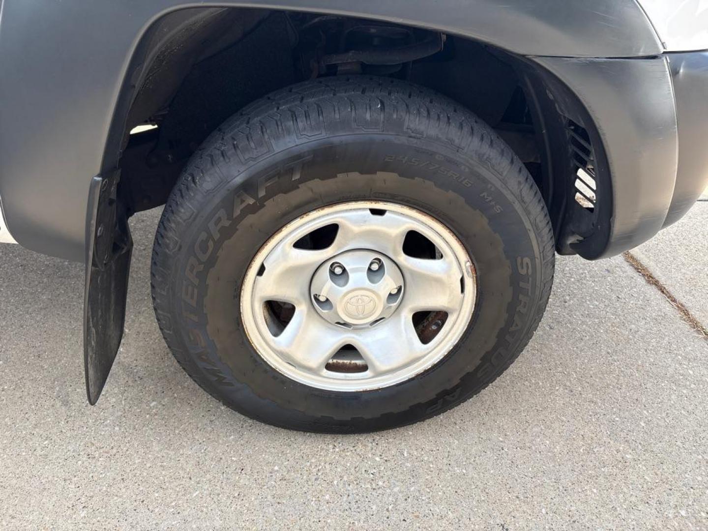 2011 WHITE TOYOTA TACOMA (5TFPX4EN5BX) with an 2.7L engine, Automatic transmission, located at 503 First Street, Canonsburg, PA, 15317, (724) 745-0566, 40.266006, -80.178413 - Photo#12