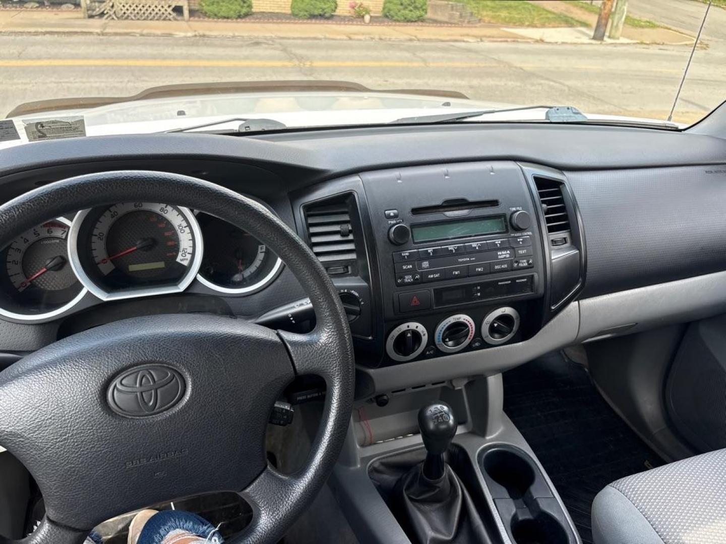 2011 WHITE TOYOTA TACOMA (5TFPX4EN5BX) with an 2.7L engine, Automatic transmission, located at 503 First Street, Canonsburg, PA, 15317, (724) 745-0566, 40.266006, -80.178413 - Photo#18