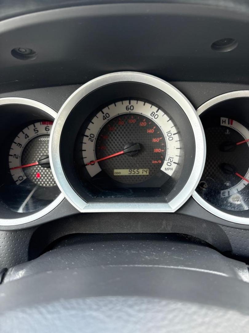 2011 WHITE TOYOTA TACOMA (5TFPX4EN5BX) with an 2.7L engine, Automatic transmission, located at 503 First Street, Canonsburg, PA, 15317, (724) 745-0566, 40.266006, -80.178413 - Photo#19