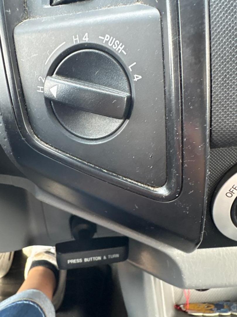 2011 WHITE TOYOTA TACOMA (5TFPX4EN5BX) with an 2.7L engine, Automatic transmission, located at 503 First Street, Canonsburg, PA, 15317, (724) 745-0566, 40.266006, -80.178413 - Photo#22