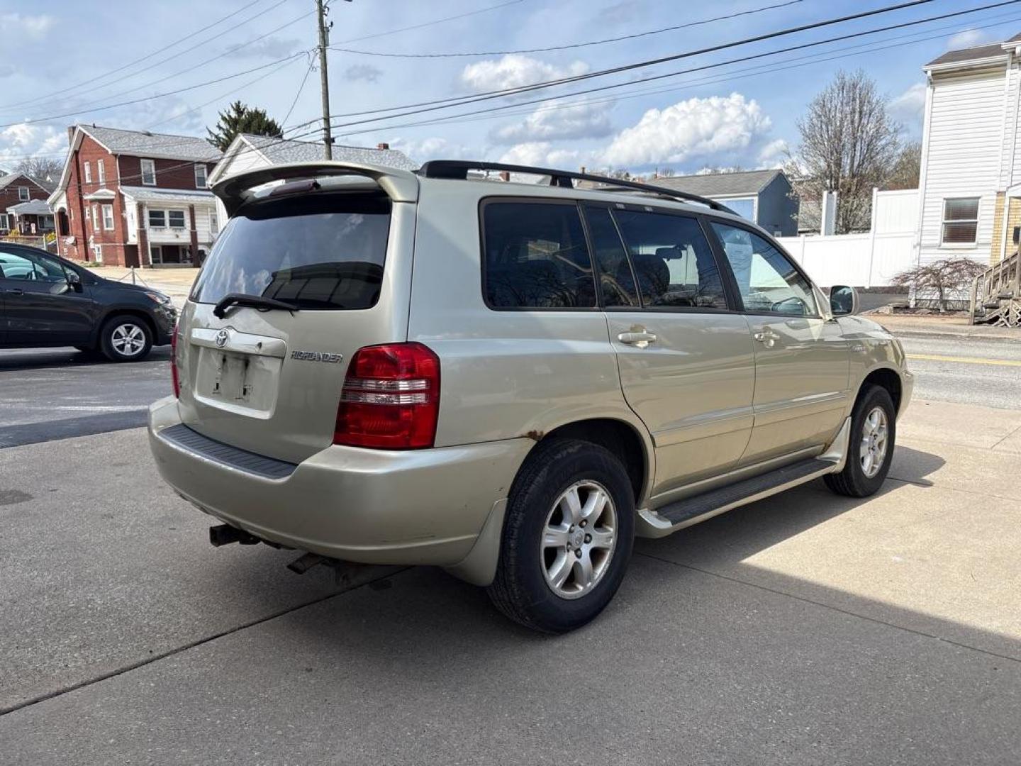 2003 GOLD TOYOTA HIGHLANDER LIMITED (JTEHF21A830) with an 3.0L engine, Automatic transmission, located at 503 First Street, Canonsburg, PA, 15317, (724) 745-0566, 40.266006, -80.178413 - CAR FAX AVAILABLE! AWD AS-IS! NO PA INSPECTION! CAUTION: CHECK ENGINE LIGHT ON! THIS VEHICLE DOES NOT QUILIFY FOR FINANCING, CASH ONLY SALE 724-745-0566 OFFICE WWW.USEDCARSCANONSBURGPA.COM AFTER HOURS QUESTIONS? TEXT US! 724-825-1817 FAQ's: Does it run? YES Will you finance this vehicle? NO - Photo#4