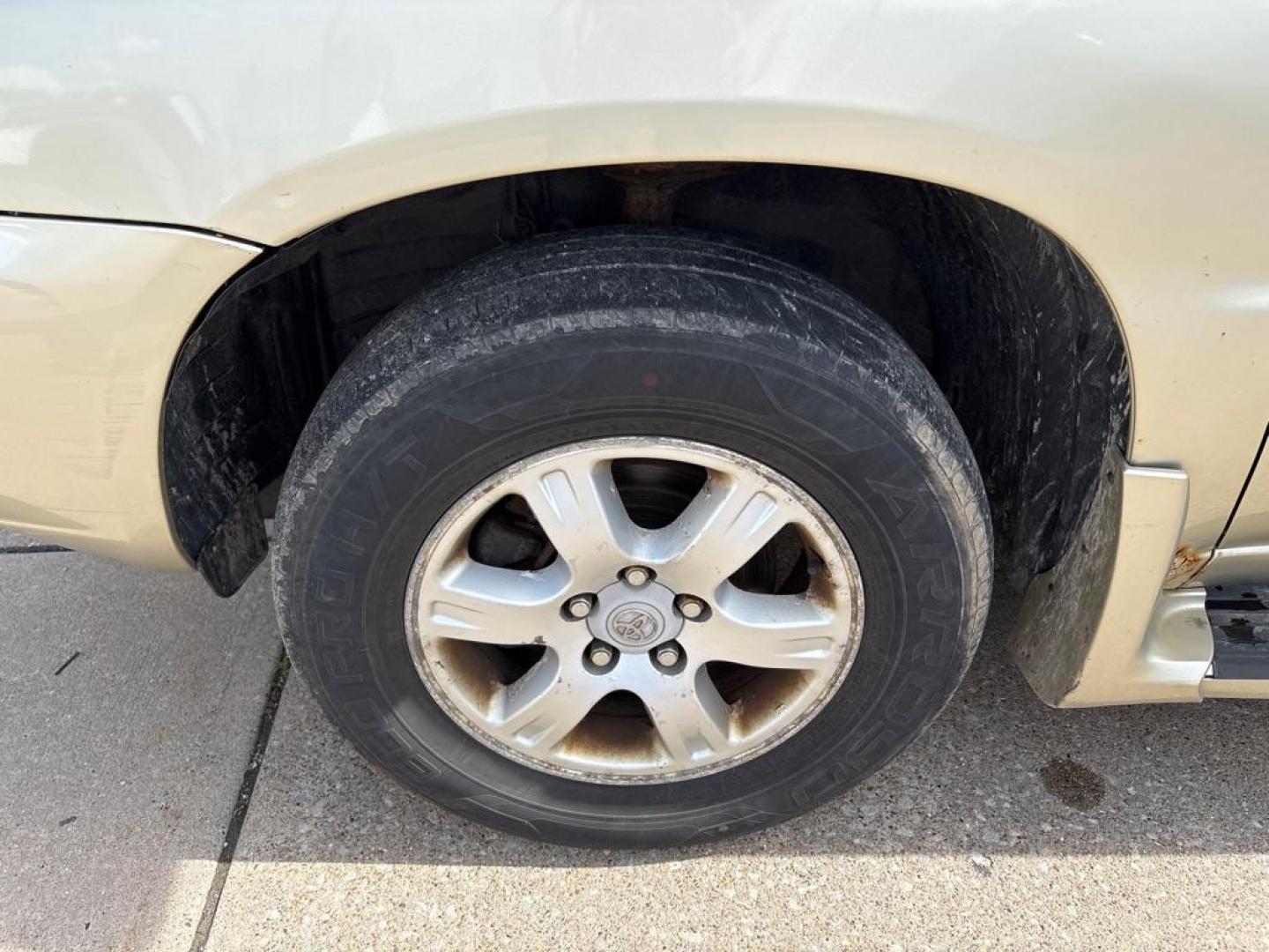 2003 GOLD TOYOTA HIGHLANDER LIMITED (JTEHF21A830) with an 3.0L engine, Automatic transmission, located at 503 First Street, Canonsburg, PA, 15317, (724) 745-0566, 40.266006, -80.178413 - CAR FAX AVAILABLE! AWD AS-IS! NO PA INSPECTION! CAUTION: CHECK ENGINE LIGHT ON! THIS VEHICLE DOES NOT QUILIFY FOR FINANCING, CASH ONLY SALE 724-745-0566 OFFICE WWW.USEDCARSCANONSBURGPA.COM AFTER HOURS QUESTIONS? TEXT US! 724-825-1817 FAQ's: Does it run? YES Will you finance this vehicle? NO - Photo#9
