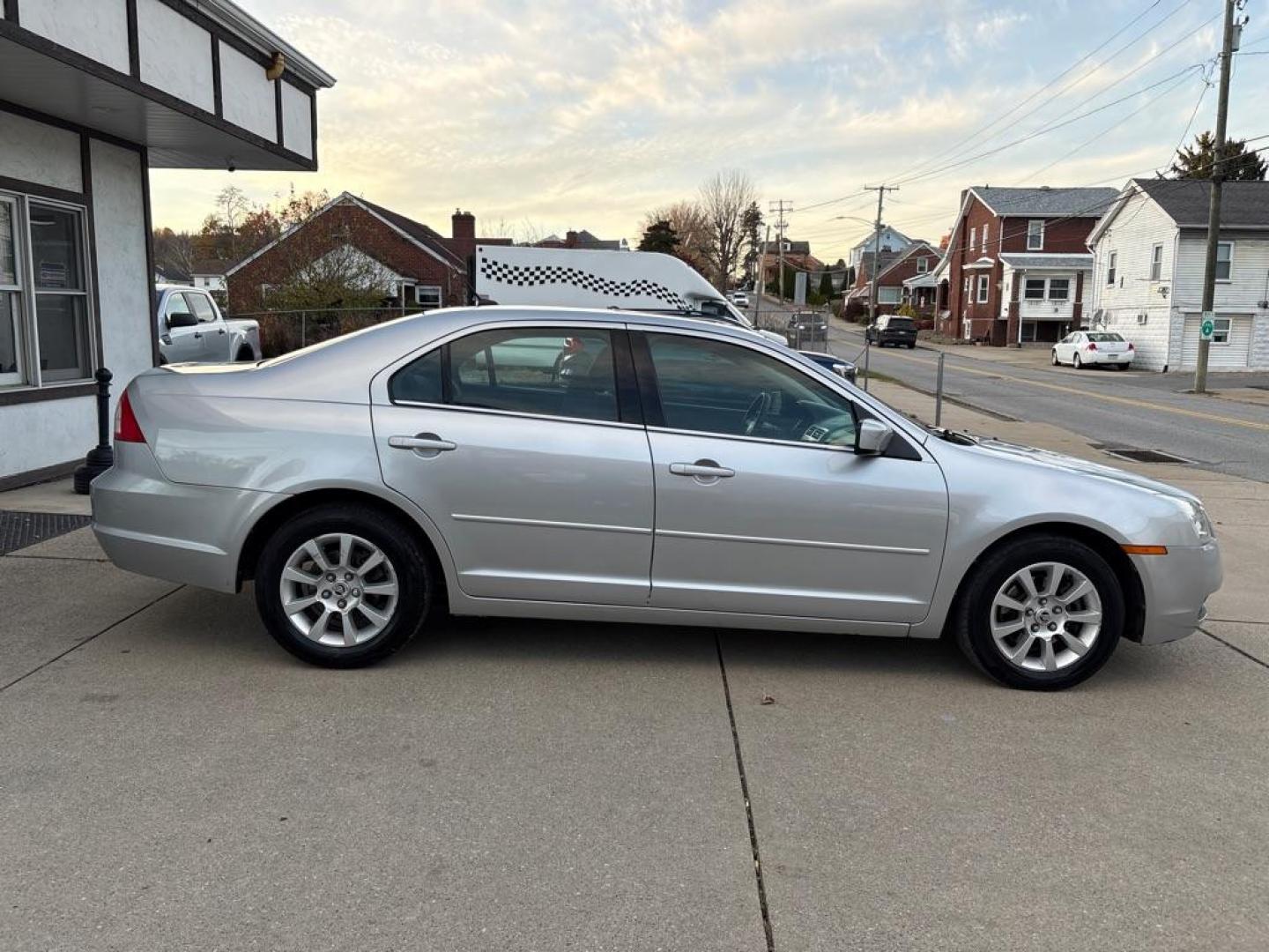 2009 SILVER MERCURY MILAN (3MEHM07Z19R) with an 2.3L engine, Automatic transmission, located at 503 First Street, Canonsburg, PA, 15317, (724) 745-0566, 40.266006, -80.178413 - Photo#5