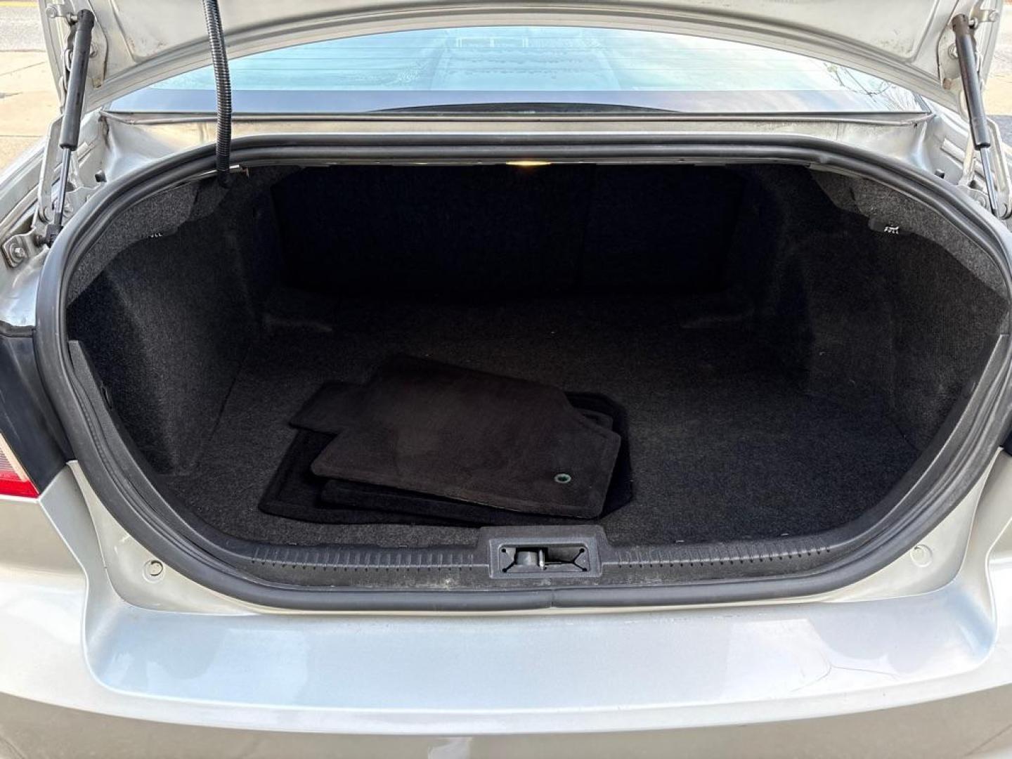 2009 SILVER MERCURY MILAN (3MEHM07Z19R) with an 2.3L engine, Automatic transmission, located at 503 First Street, Canonsburg, PA, 15317, (724) 745-0566, 40.266006, -80.178413 - Photo#13