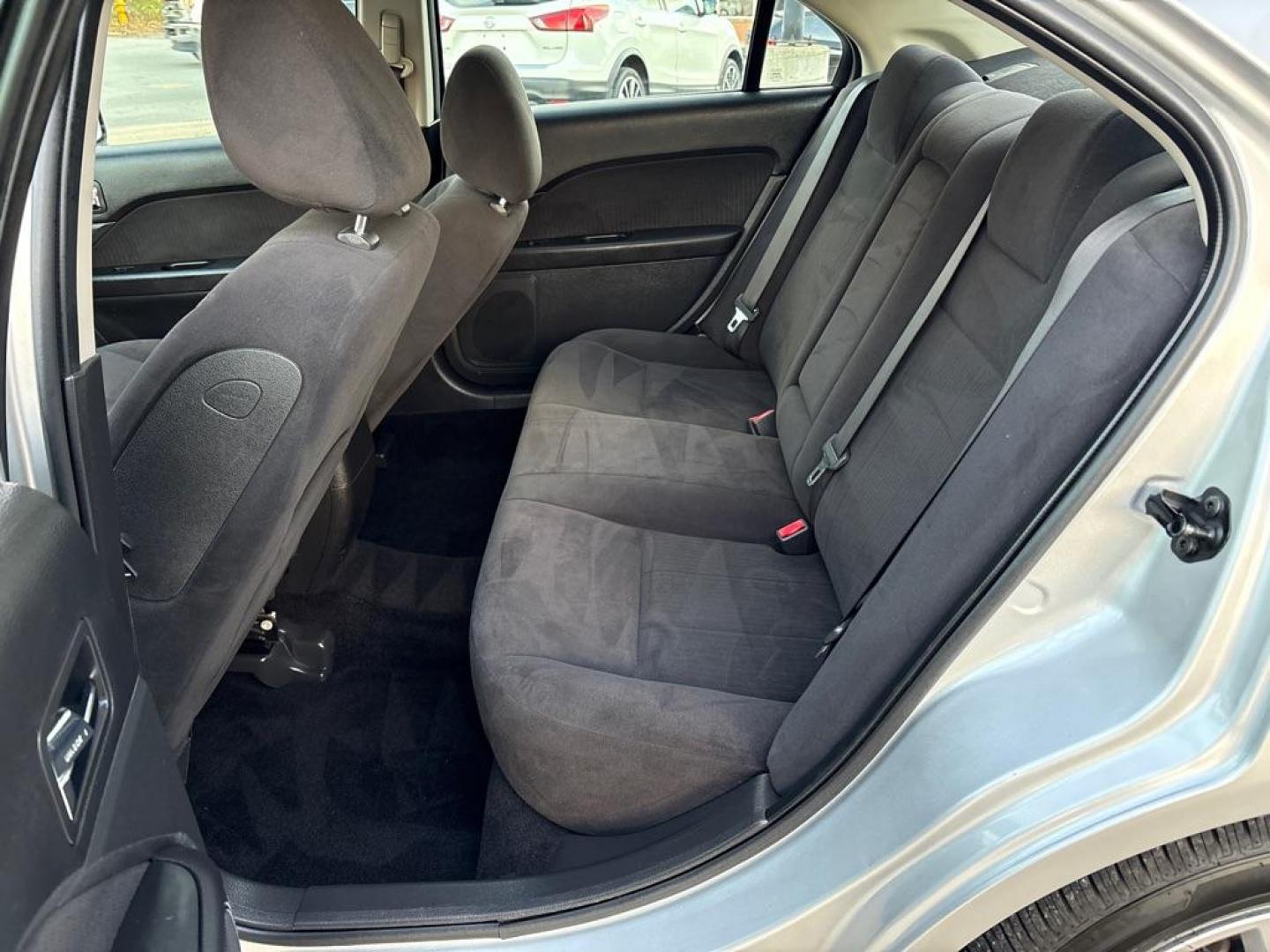 2009 SILVER MERCURY MILAN (3MEHM07Z19R) with an 2.3L engine, Automatic transmission, located at 503 First Street, Canonsburg, PA, 15317, (724) 745-0566, 40.266006, -80.178413 - Photo#16