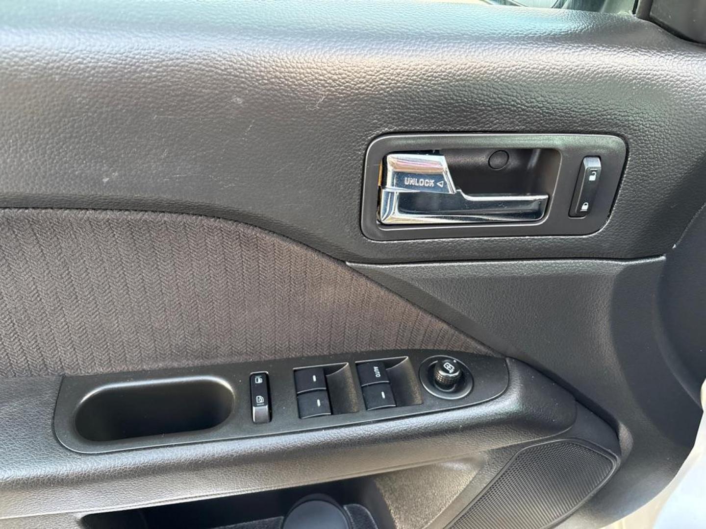 2009 SILVER MERCURY MILAN (3MEHM07Z19R) with an 2.3L engine, Automatic transmission, located at 503 First Street, Canonsburg, PA, 15317, (724) 745-0566, 40.266006, -80.178413 - Photo#18