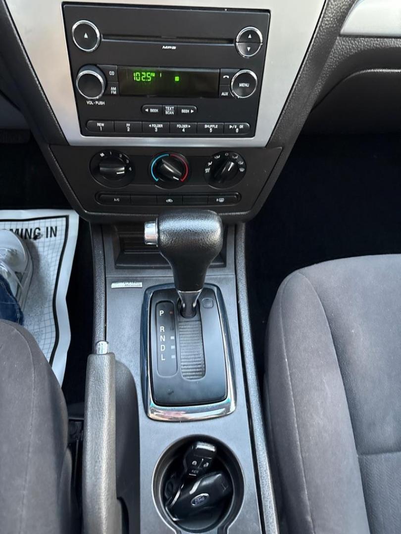 2009 SILVER MERCURY MILAN (3MEHM07Z19R) with an 2.3L engine, Automatic transmission, located at 503 First Street, Canonsburg, PA, 15317, (724) 745-0566, 40.266006, -80.178413 - Photo#25