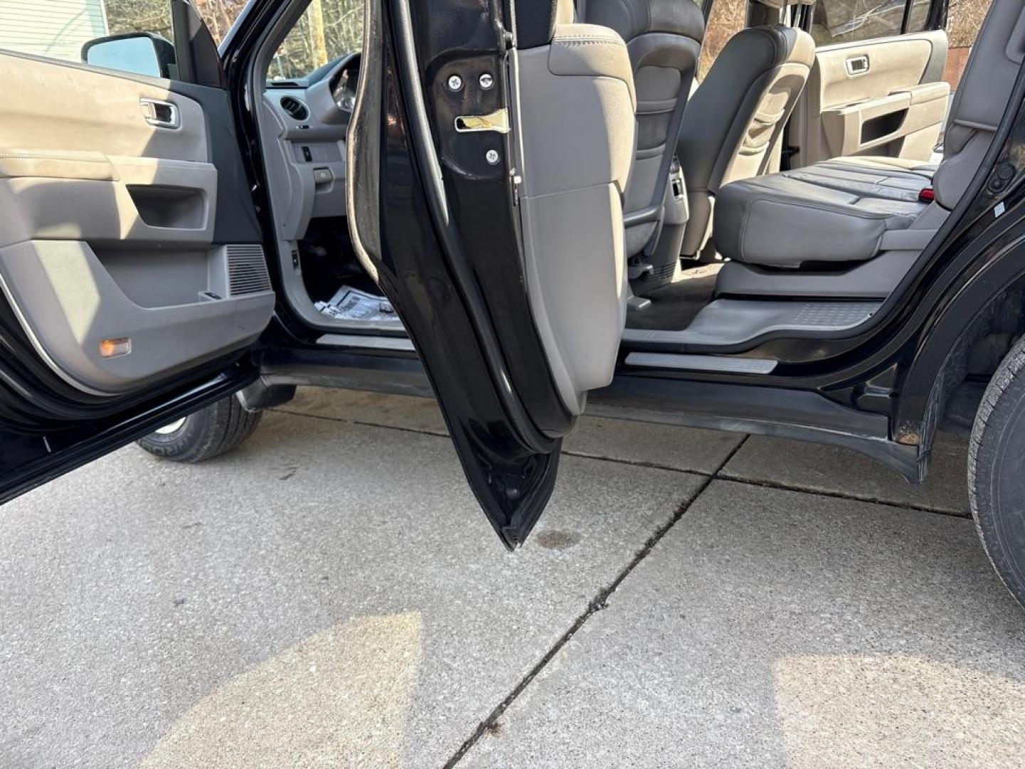 2009 BLACK HONDA PILOT EXL (5FNYF48599B) with an 3.5L engine, Automatic transmission, located at 503 First Street, Canonsburg, PA, 15317, (724) 745-0566, 40.266006, -80.178413 - Photo#13