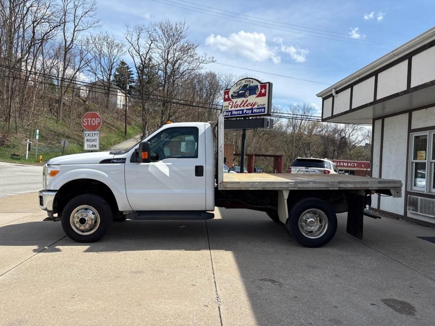 2016 WHITE FORD F350 SUPER DUTY (1FDRF3H60GE) with an 6.2L engine, Automatic transmission, located at 503 First Street, Canonsburg, PA, 15317, (724) 745-0566, 40.266006, -80.178413 - Photo#1