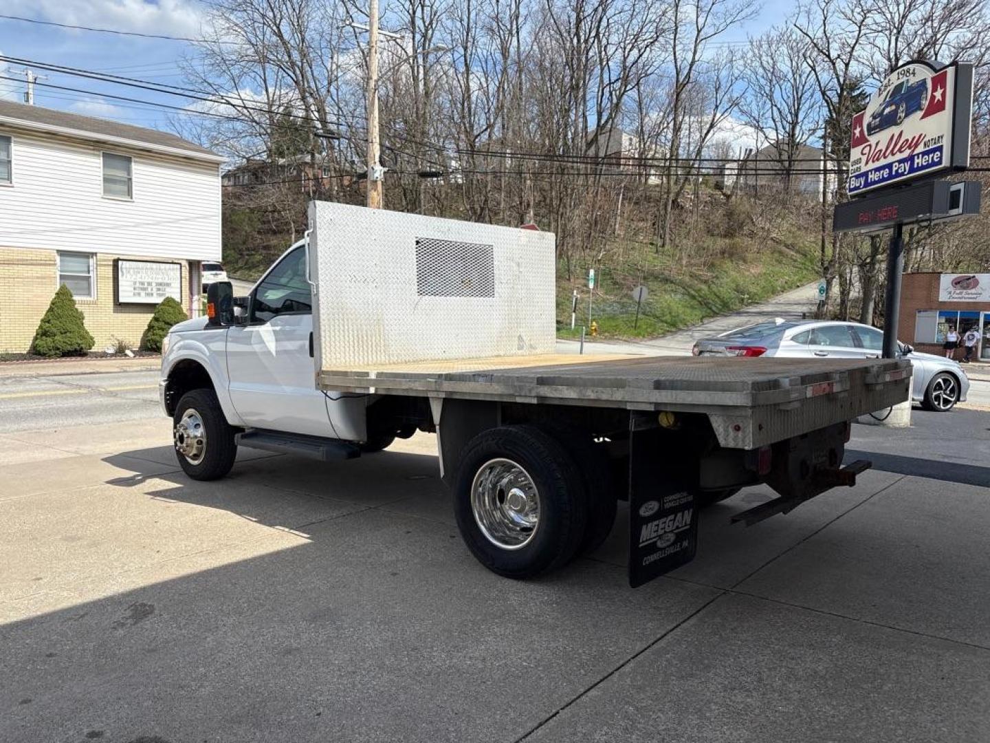 2016 WHITE FORD F350 SUPER DUTY (1FDRF3H60GE) with an 6.2L engine, Automatic transmission, located at 503 First Street, Canonsburg, PA, 15317, (724) 745-0566, 40.266006, -80.178413 - Photo#2
