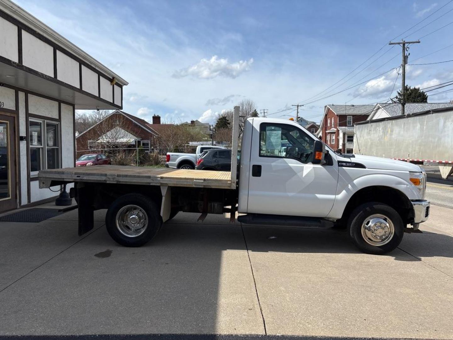 2016 WHITE FORD F350 SUPER DUTY (1FDRF3H60GE) with an 6.2L engine, Automatic transmission, located at 503 First Street, Canonsburg, PA, 15317, (724) 745-0566, 40.266006, -80.178413 - Photo#5