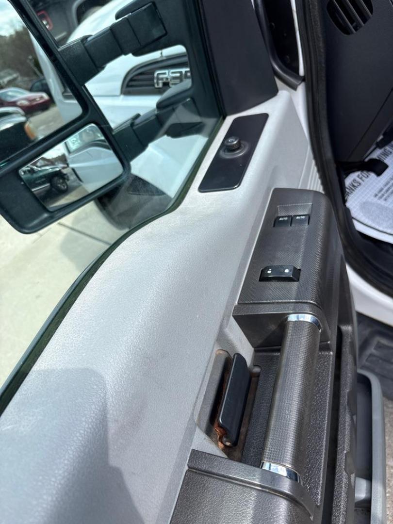 2016 WHITE FORD F350 SUPER DUTY (1FDRF3H60GE) with an 6.2L engine, Automatic transmission, located at 503 First Street, Canonsburg, PA, 15317, (724) 745-0566, 40.266006, -80.178413 - Photo#24
