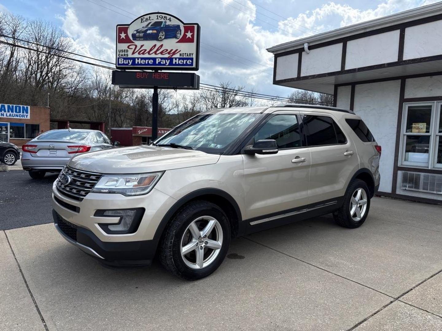 2017 GOLD FORD EXPLORER XLT (1FM5K8D85HG) with an 3.5L engine, Automatic transmission, located at 503 First Street, Canonsburg, PA, 15317, (724) 745-0566, 40.266006, -80.178413 - Photo#0
