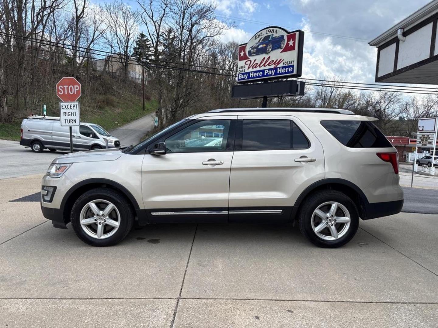 2017 GOLD FORD EXPLORER XLT (1FM5K8D85HG) with an 3.5L engine, Automatic transmission, located at 503 First Street, Canonsburg, PA, 15317, (724) 745-0566, 40.266006, -80.178413 - Photo#1