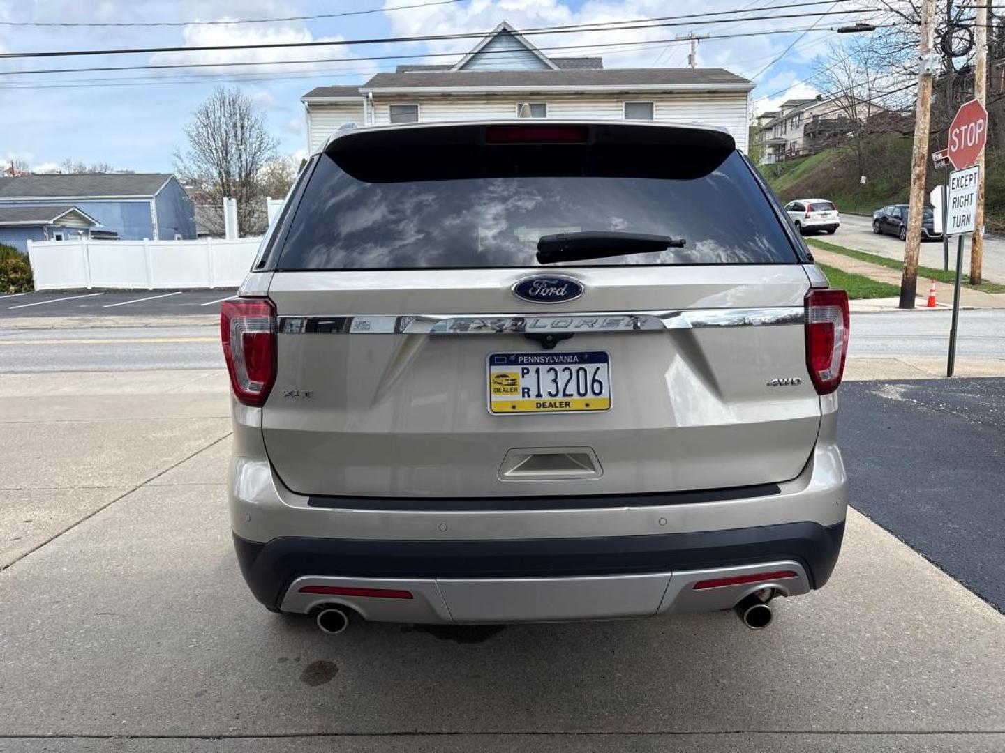 2017 GOLD FORD EXPLORER XLT (1FM5K8D85HG) with an 3.5L engine, Automatic transmission, located at 503 First Street, Canonsburg, PA, 15317, (724) 745-0566, 40.266006, -80.178413 - Photo#3