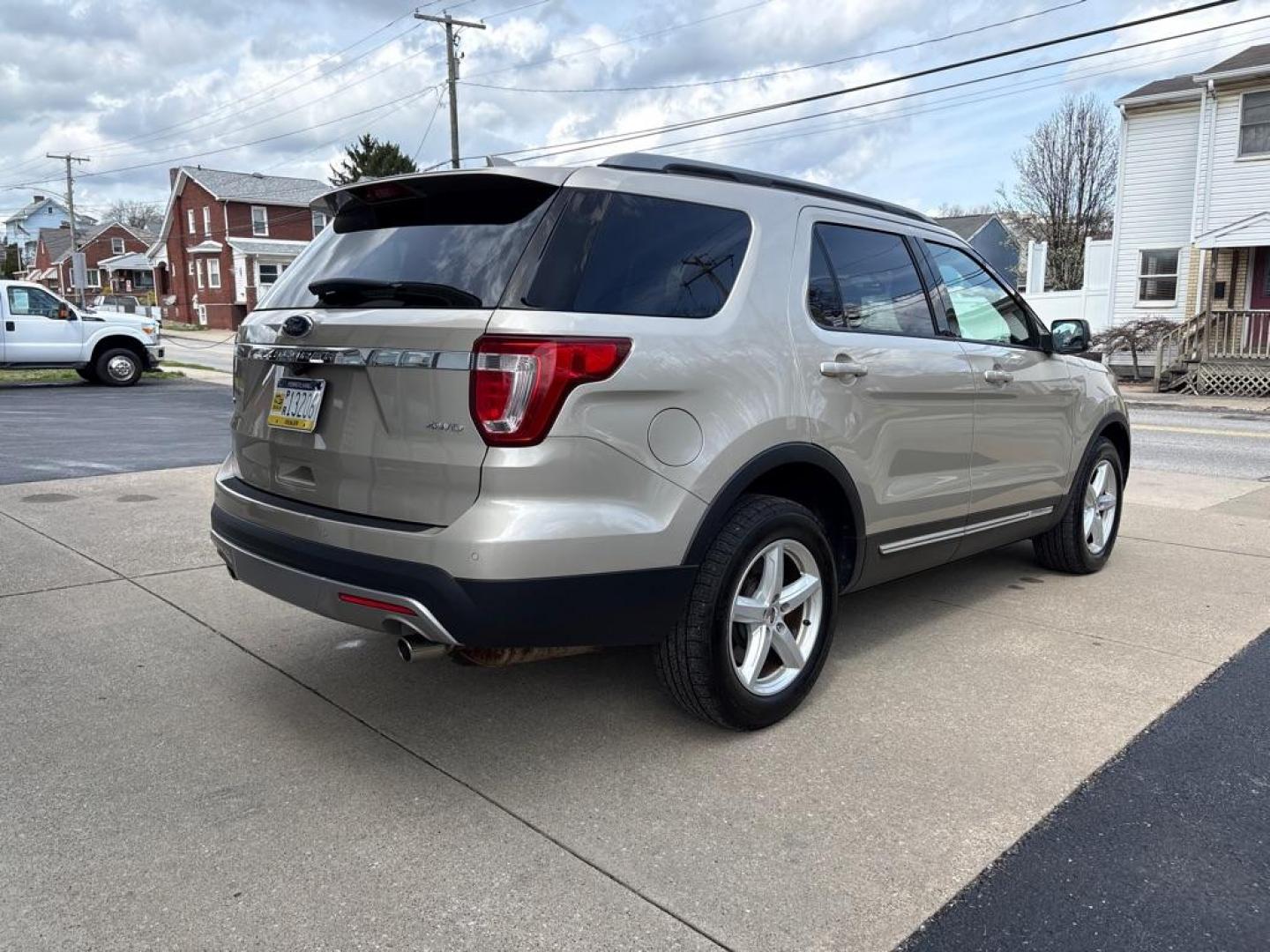 2017 GOLD FORD EXPLORER XLT (1FM5K8D85HG) with an 3.5L engine, Automatic transmission, located at 503 First Street, Canonsburg, PA, 15317, (724) 745-0566, 40.266006, -80.178413 - Photo#4