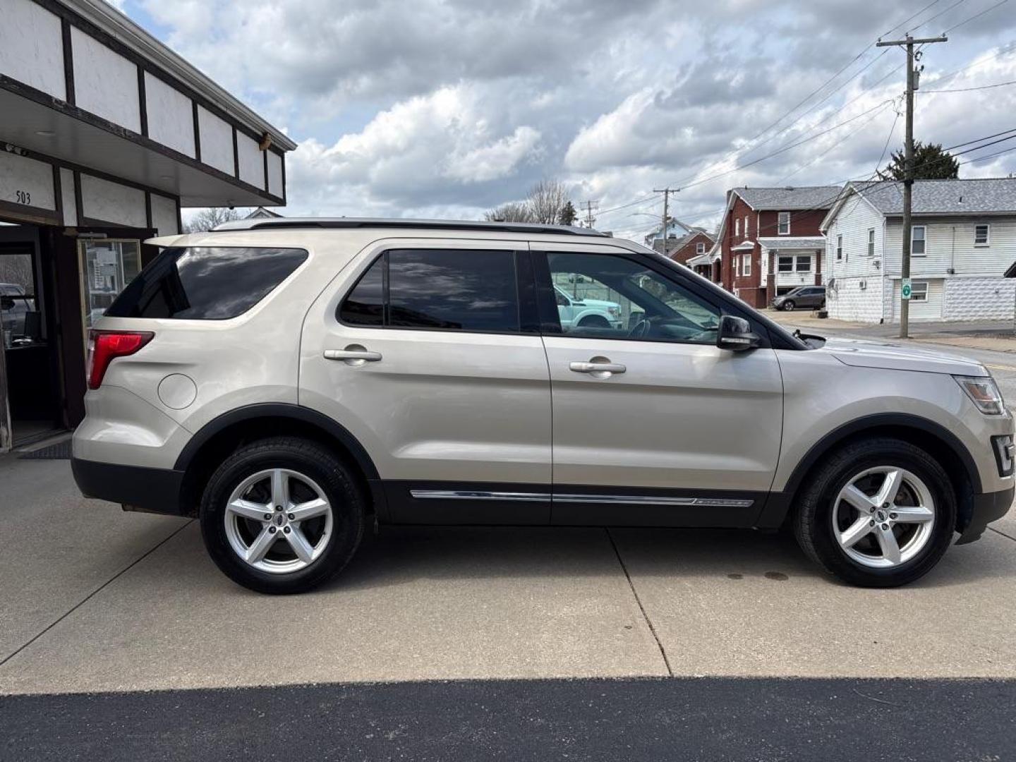 2017 GOLD FORD EXPLORER XLT (1FM5K8D85HG) with an 3.5L engine, Automatic transmission, located at 503 First Street, Canonsburg, PA, 15317, (724) 745-0566, 40.266006, -80.178413 - Photo#5