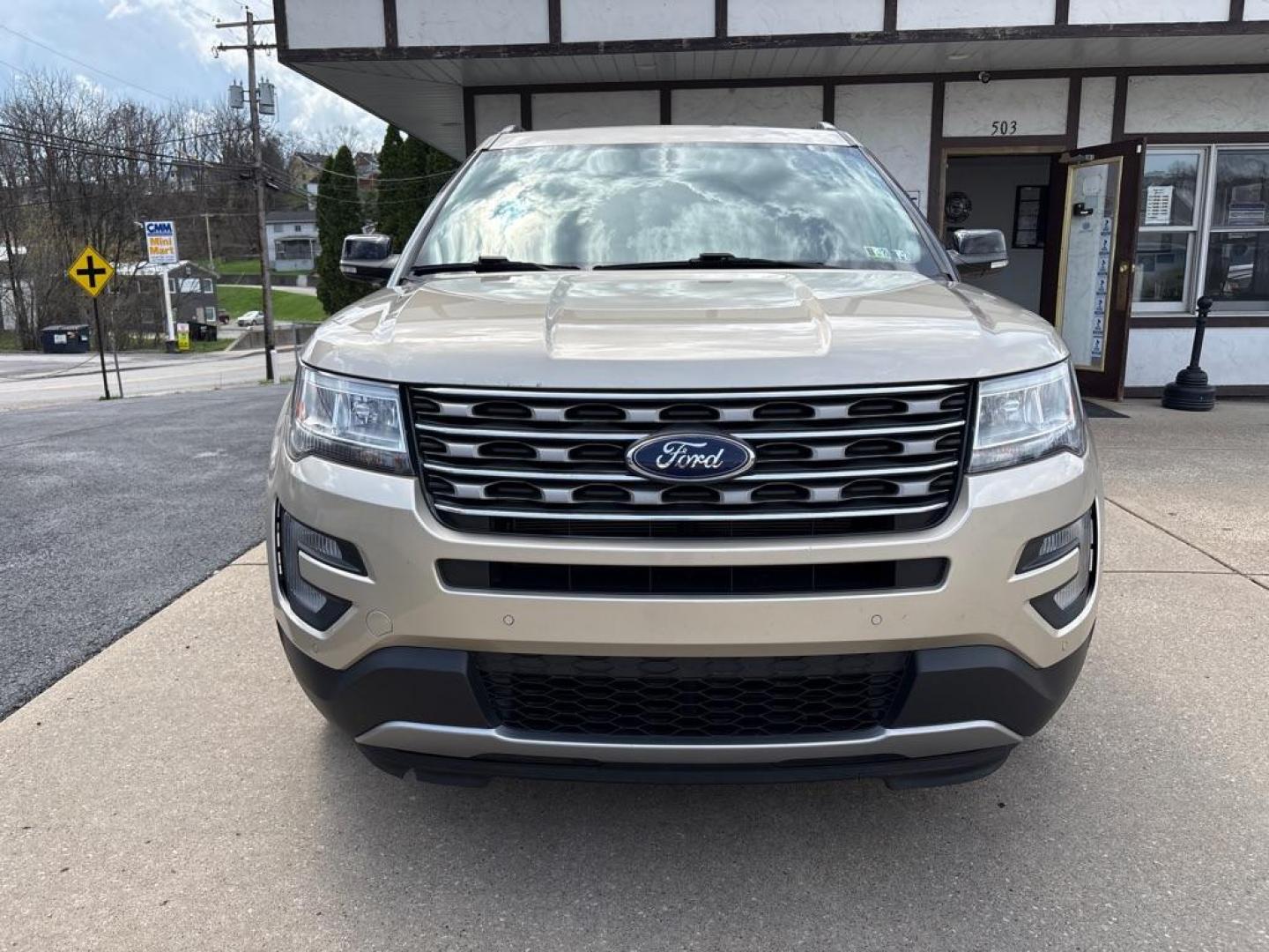 2017 GOLD FORD EXPLORER XLT (1FM5K8D85HG) with an 3.5L engine, Automatic transmission, located at 503 First Street, Canonsburg, PA, 15317, (724) 745-0566, 40.266006, -80.178413 - Photo#7