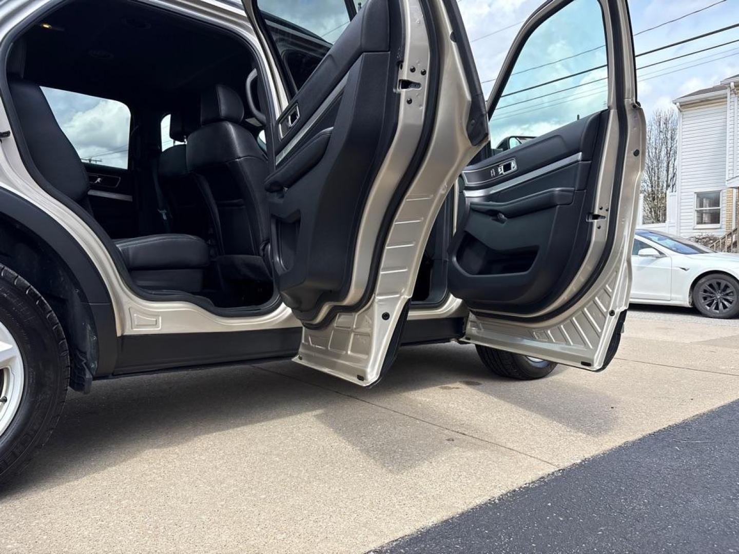 2017 GOLD FORD EXPLORER XLT (1FM5K8D85HG) with an 3.5L engine, Automatic transmission, located at 503 First Street, Canonsburg, PA, 15317, (724) 745-0566, 40.266006, -80.178413 - Photo#13