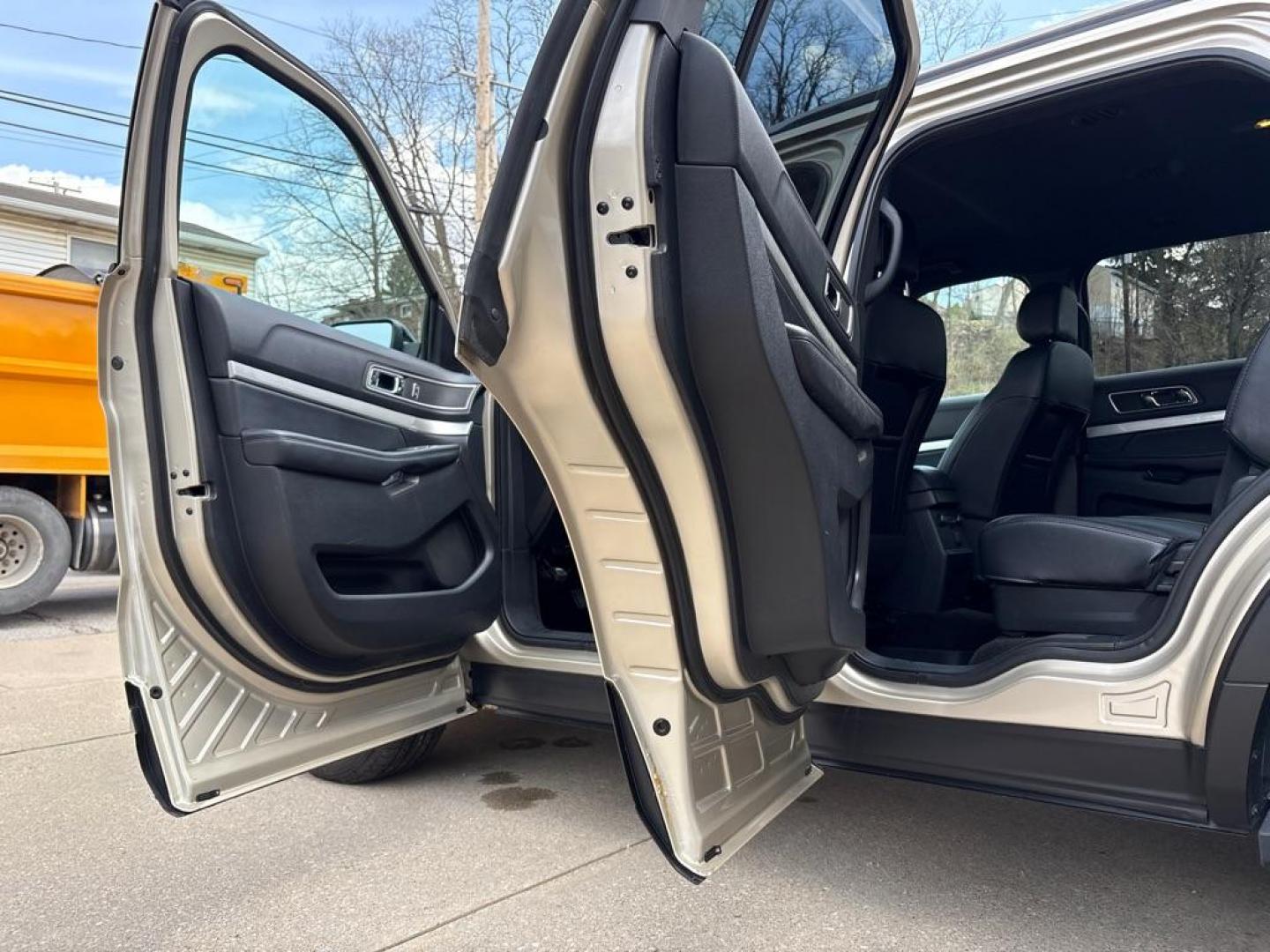 2017 GOLD FORD EXPLORER XLT (1FM5K8D85HG) with an 3.5L engine, Automatic transmission, located at 503 First Street, Canonsburg, PA, 15317, (724) 745-0566, 40.266006, -80.178413 - Photo#14