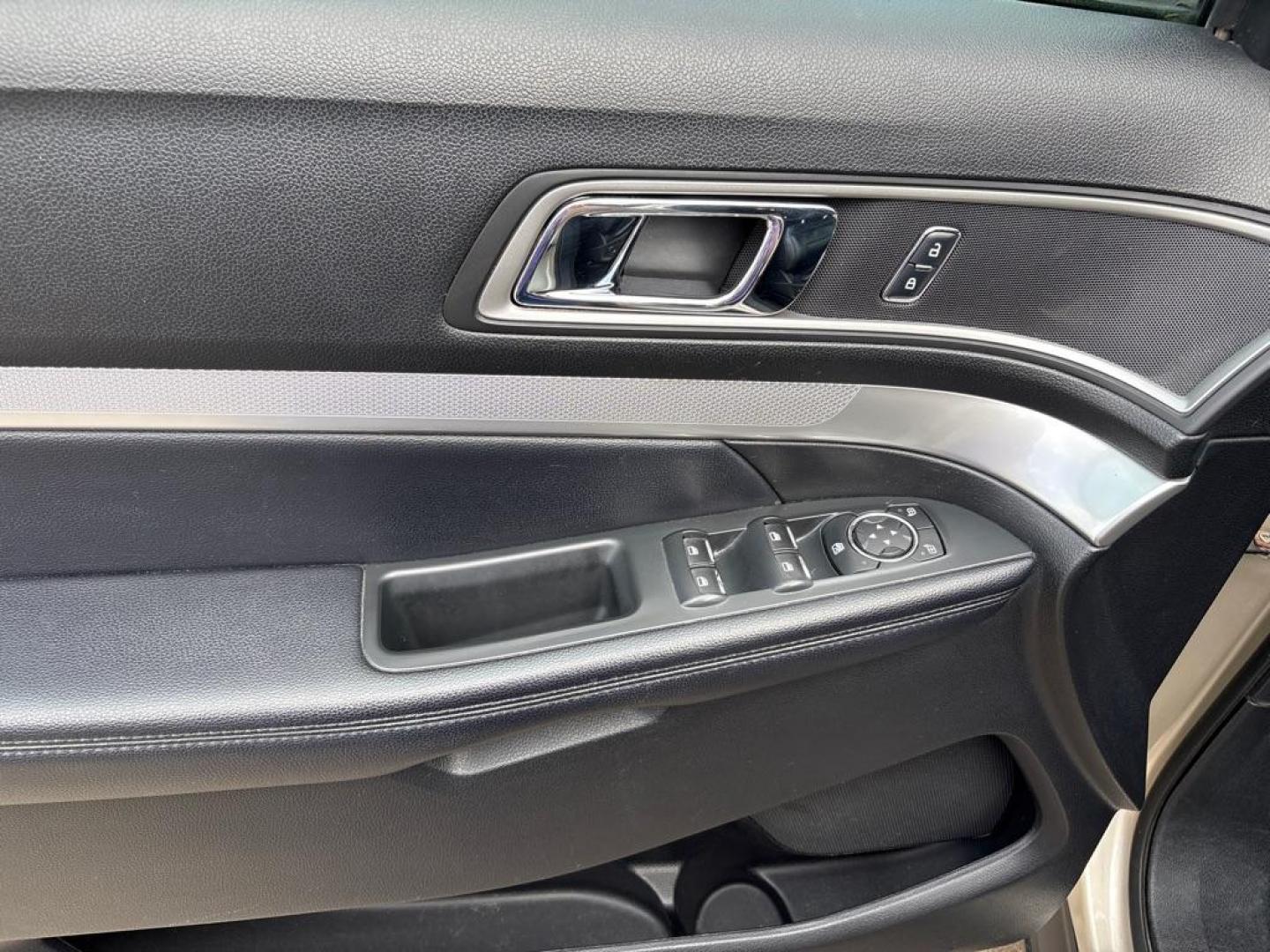 2017 GOLD FORD EXPLORER XLT (1FM5K8D85HG) with an 3.5L engine, Automatic transmission, located at 503 First Street, Canonsburg, PA, 15317, (724) 745-0566, 40.266006, -80.178413 - Photo#22