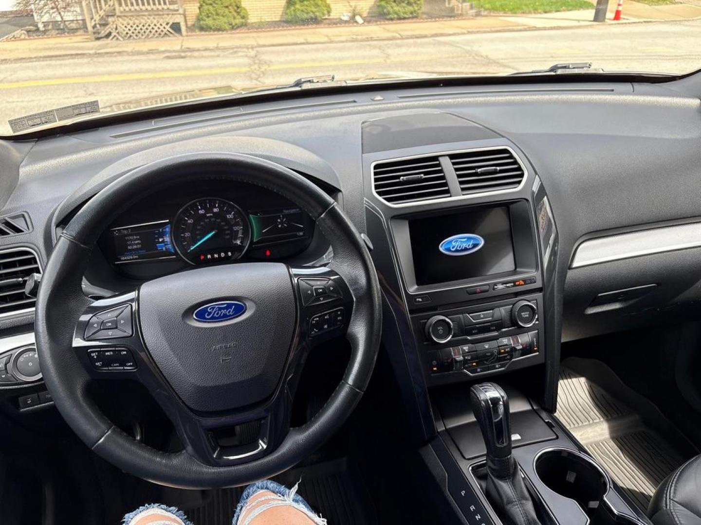 2017 GOLD FORD EXPLORER XLT (1FM5K8D85HG) with an 3.5L engine, Automatic transmission, located at 503 First Street, Canonsburg, PA, 15317, (724) 745-0566, 40.266006, -80.178413 - Photo#26