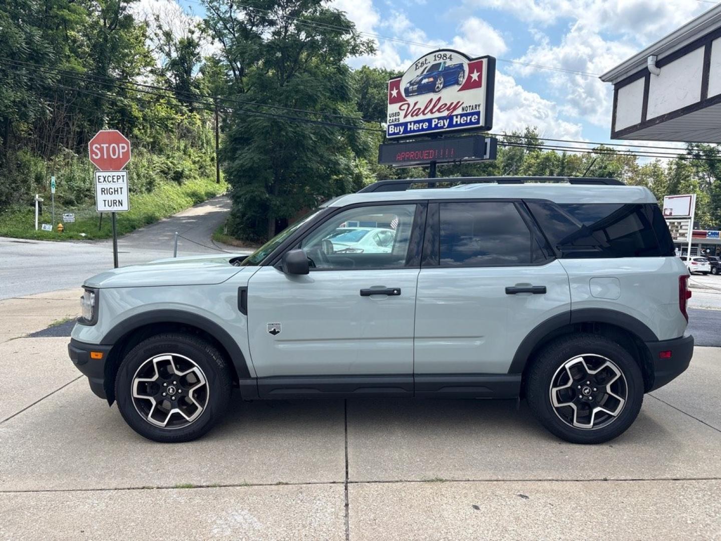 2021 GRAY FORD BRONCO SPORT BIG BEND (3FMCR9B64MR) with an 1.5L engine, Automatic transmission, located at 503 First Street, Canonsburg, PA, 15317, (724) 745-0566, 40.266006, -80.178413 - CLEAN CAR FAX! ONE OWNER! *REAR VIEW CAMERA *SECURICODE KEYLESS KEYPAD *SYNC *SIRIUSXM *ROOF RACK *CLASS II TRAILER TOW PACKAGE WE FINANCE! FAST AND EASY APPROVALS! APPLY ONLINE: WWW.USEDCARSCANONSBURGPA.COM CALL US: 724-745-0566 TEXT US: 724-825-1817- Photo#1