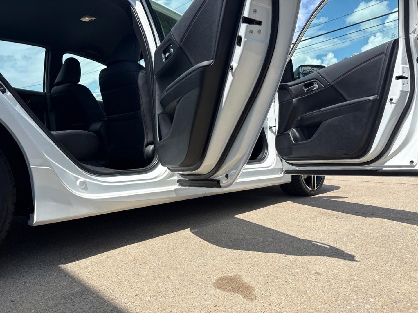 2017 WHITE HONDA ACCORD SPORT SPECIAL EDITION (1HGCR2F13HA) with an 2.4L engine, Continuously Variable transmission, located at 503 First Street, Canonsburg, PA, 15317, (724) 745-0566, 40.266006, -80.178413 - CAR FAX AVAILABLE! ESTIMATED MPG: 26 CITY / 34 HIGHWAY EXTRA CLEAN!! BACK-UP CAMERA HEATED LEATHER SEATS DUAL ZONE CLIMATE CONTROL WE FINANCE! FAST AND EASY APPROVALS! APPLY ONLINE: WWW.USEDCARSCANONSBURGPA.COM CALL US: 724-745-0566 TEXT US: 724-825-1817- Photo#12