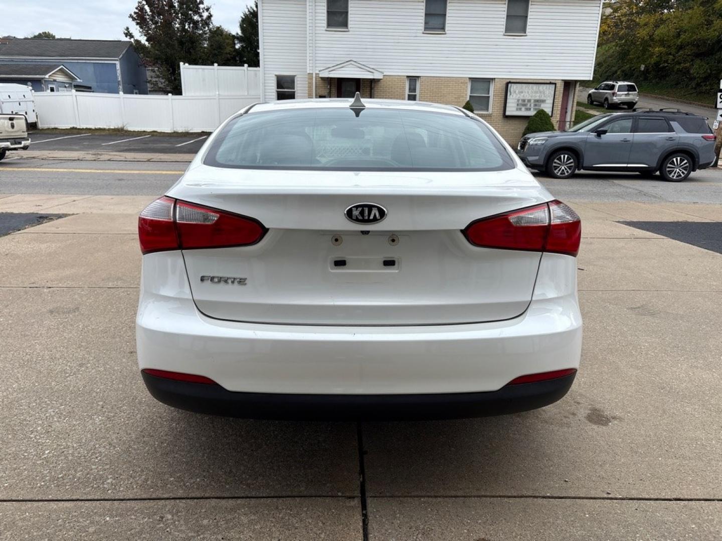 2016 WHITE KIA FORTE LX (KNAFX4A66G5) with an 1.8L engine, Automatic transmission, located at 503 First Street, Canonsburg, PA, 15317, (724) 745-0566, 40.266006, -80.178413- Photo#3