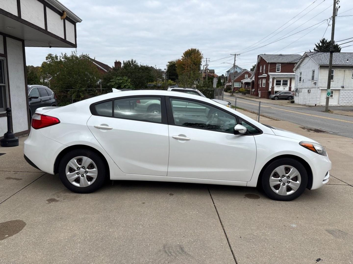 2016 WHITE KIA FORTE LX (KNAFX4A66G5) with an 1.8L engine, Automatic transmission, located at 503 First Street, Canonsburg, PA, 15317, (724) 745-0566, 40.266006, -80.178413- Photo#5