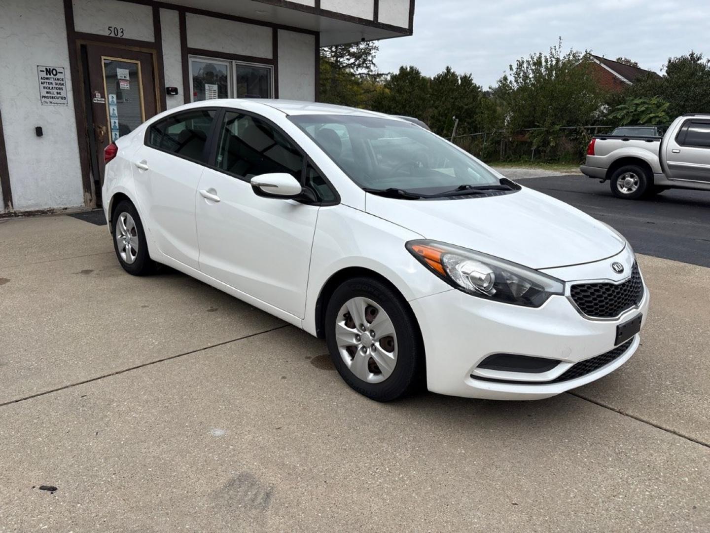 2016 WHITE KIA FORTE LX (KNAFX4A66G5) with an 1.8L engine, Automatic transmission, located at 503 First Street, Canonsburg, PA, 15317, (724) 745-0566, 40.266006, -80.178413- Photo#6