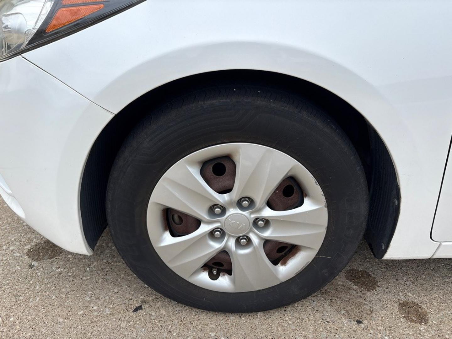 2016 WHITE KIA FORTE LX (KNAFX4A66G5) with an 1.8L engine, Automatic transmission, located at 503 First Street, Canonsburg, PA, 15317, (724) 745-0566, 40.266006, -80.178413- Photo#8