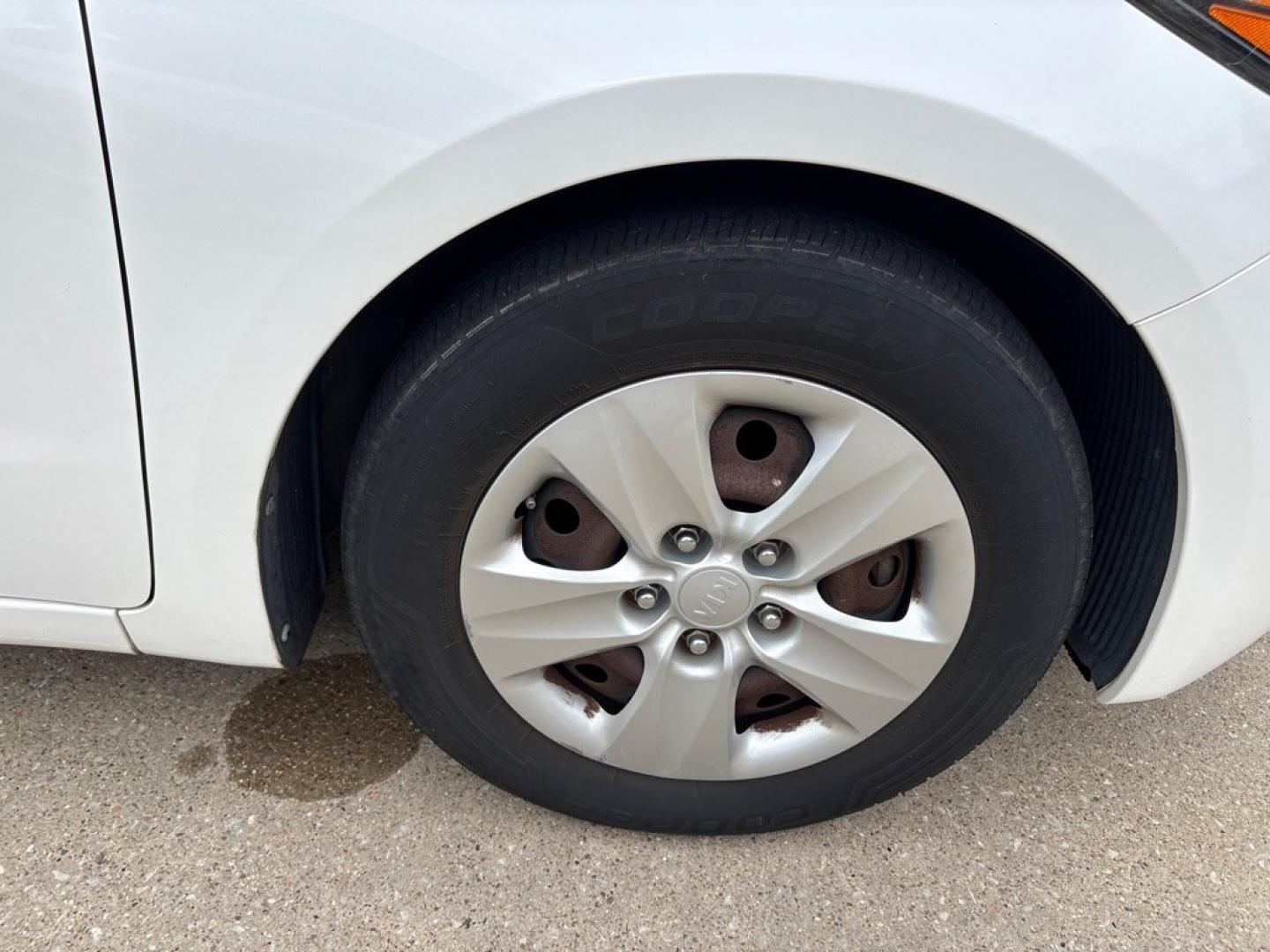 2016 WHITE KIA FORTE LX (KNAFX4A66G5) with an 1.8L engine, Automatic transmission, located at 503 First Street, Canonsburg, PA, 15317, (724) 745-0566, 40.266006, -80.178413- Photo#11