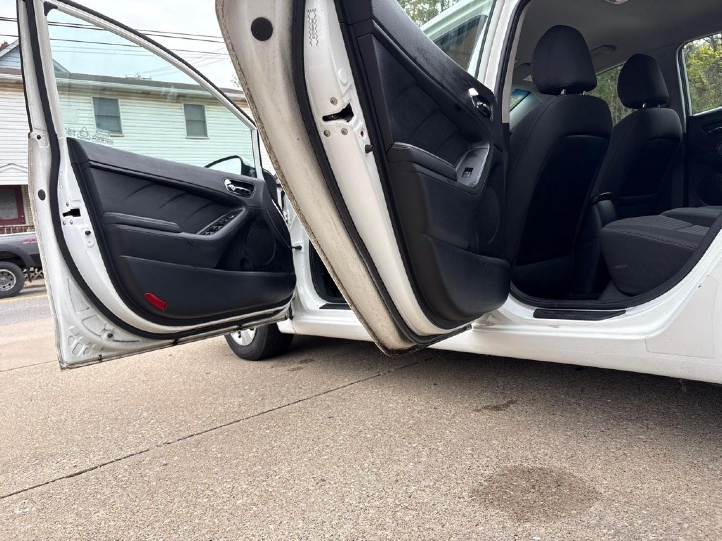 2016 WHITE KIA FORTE LX (KNAFX4A66G5) with an 1.8L engine, Automatic transmission, located at 503 First Street, Canonsburg, PA, 15317, (724) 745-0566, 40.266006, -80.178413- Photo#15