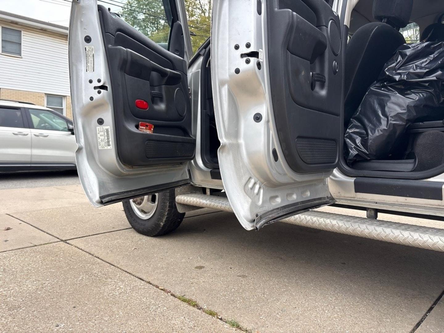 2005 DODGE RAM 3500 ST (3D7MS48C95G) with an 5.9L engine, Automatic transmission, located at 503 First Street, Canonsburg, PA, 15317, (724) 745-0566, 40.266006, -80.178413- Photo#17