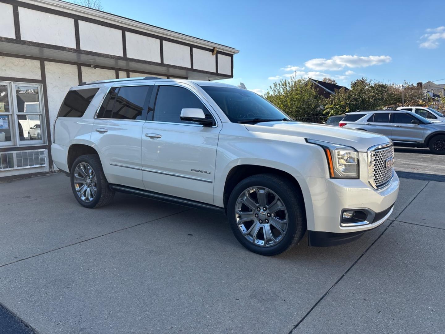 2015 WHITE GMC YUKON DENALI (1GKS2CKJ3FR) with an 6.2L engine, Automatic transmission, located at 503 First Street, Canonsburg, PA, 15317, (724) 745-0566, 40.266006, -80.178413 - THIS VEHICLE IS UNDER CONSIGNMENT CLEAN CAR FAX! ONE OWNER! SUPER CLEAN! MUST SEE! BOSE SURROUND SOUND 3RD ROW 2ND ROW CAPTAIN CHAIRS REAR ENTERTAINMENT TOW PACKAGE SUNROOF HEATED LEATHER SEATS NAVIGATION REAR VIEW CAMERA TRI-ZONE CLIMATE CONTROL WIRELESS CHARGING REMOTE START POWE- Photo#6