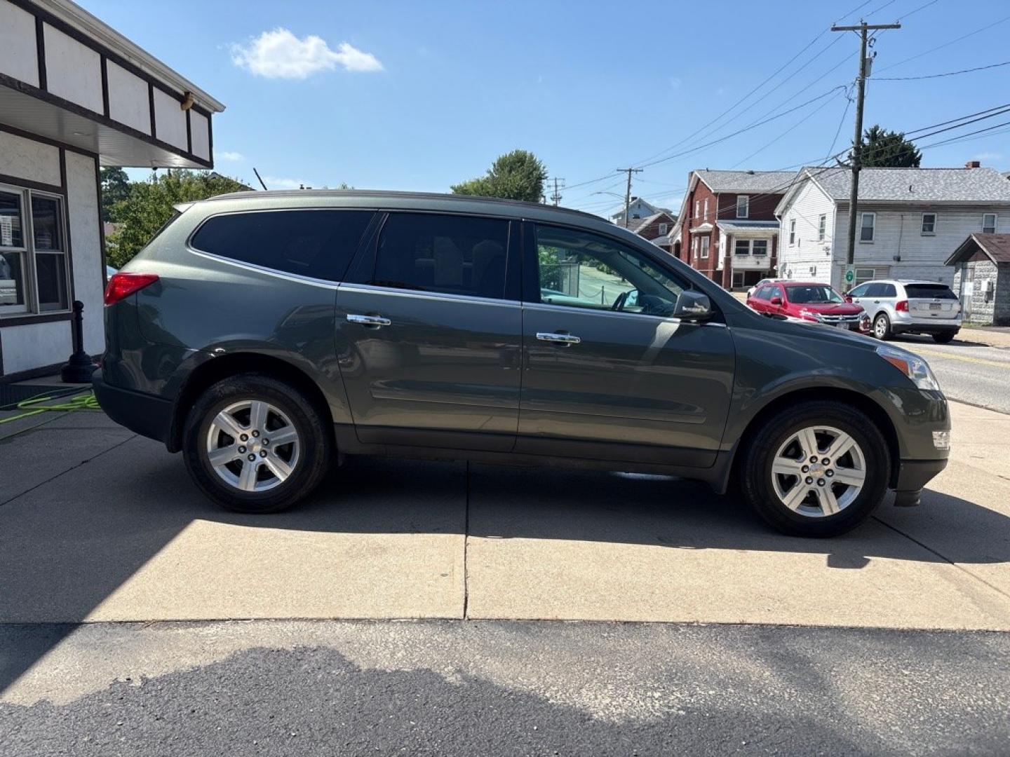 2011 GREEN CHEVROLET TRAVERSE LT (1GNKVJED5BJ) with an 3.6L engine, Automatic transmission, located at 503 First Street, Canonsburg, PA, 15317, (724) 745-0566, 40.266006, -80.178413 - THIS VEHICLE IS UNDER CONSIGNMENT CLEAN CAR FAX! MPG: 16 CITY / 23 HIGHWAY AWD 3RD ROW 2ND ROW CAPTIAN CHAIRS ON STAR REMOTE START BACK UP CAMERA LEATHER SUNROOF REAR POWER LIFT GATE AM/FM/CD/USB/XM/MP3/ON STAR BOSE 10 SPEAKER PREMIUM SOUND TRI-ZONE CLIMATE CONTROL WE FINANCE! F- Photo#5