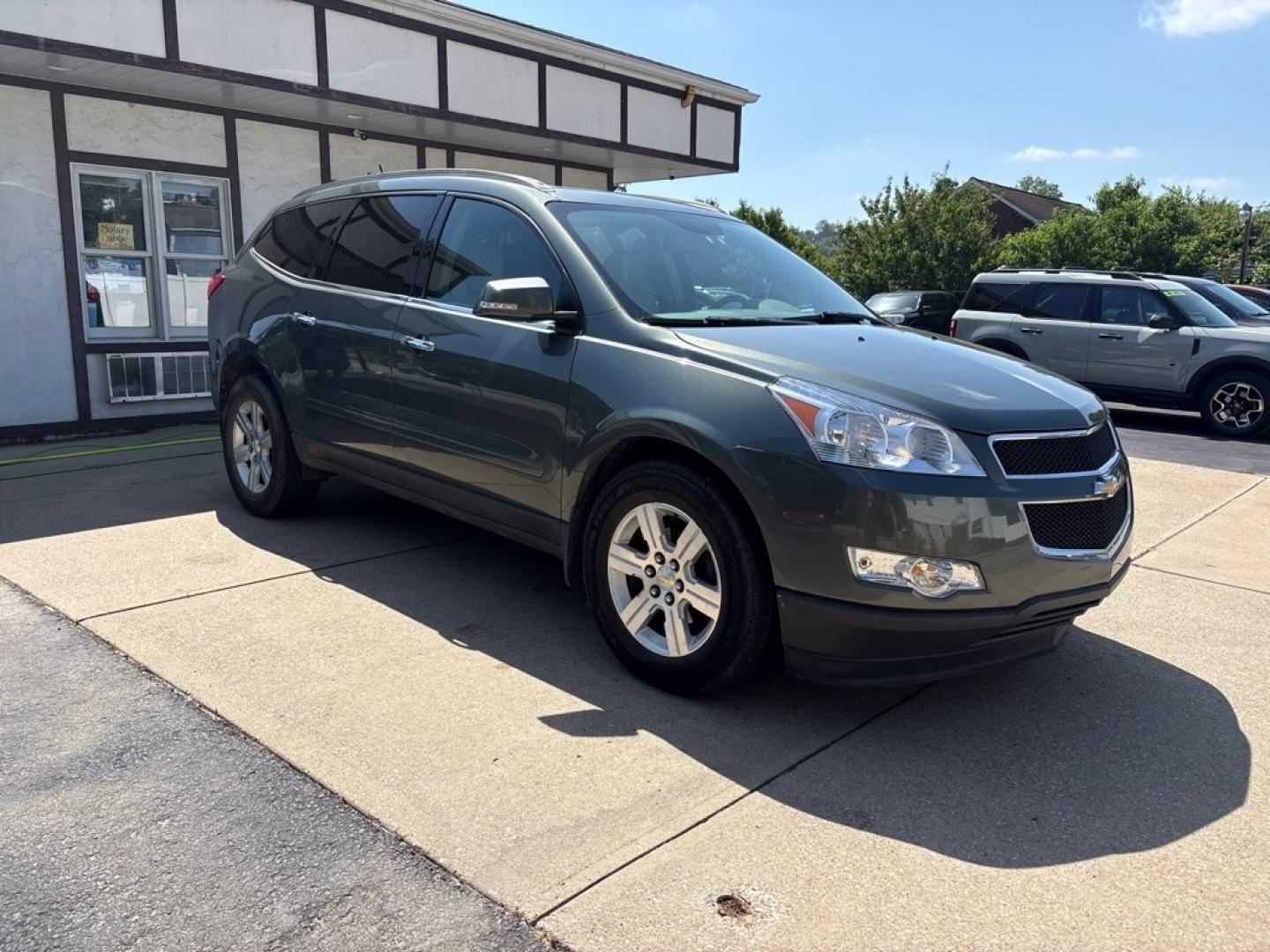 2011 GREEN CHEVROLET TRAVERSE LT (1GNKVJED5BJ) with an 3.6L engine, Automatic transmission, located at 503 First Street, Canonsburg, PA, 15317, (724) 745-0566, 40.266006, -80.178413 - THIS VEHICLE IS UNDER CONSIGNMENT CLEAN CAR FAX! MPG: 16 CITY / 23 HIGHWAY AWD 3RD ROW 2ND ROW CAPTIAN CHAIRS ON STAR REMOTE START BACK UP CAMERA LEATHER SUNROOF REAR POWER LIFT GATE AM/FM/CD/USB/XM/MP3/ON STAR BOSE 10 SPEAKER PREMIUM SOUND TRI-ZONE CLIMATE CONTROL WE FINANCE! F- Photo#6